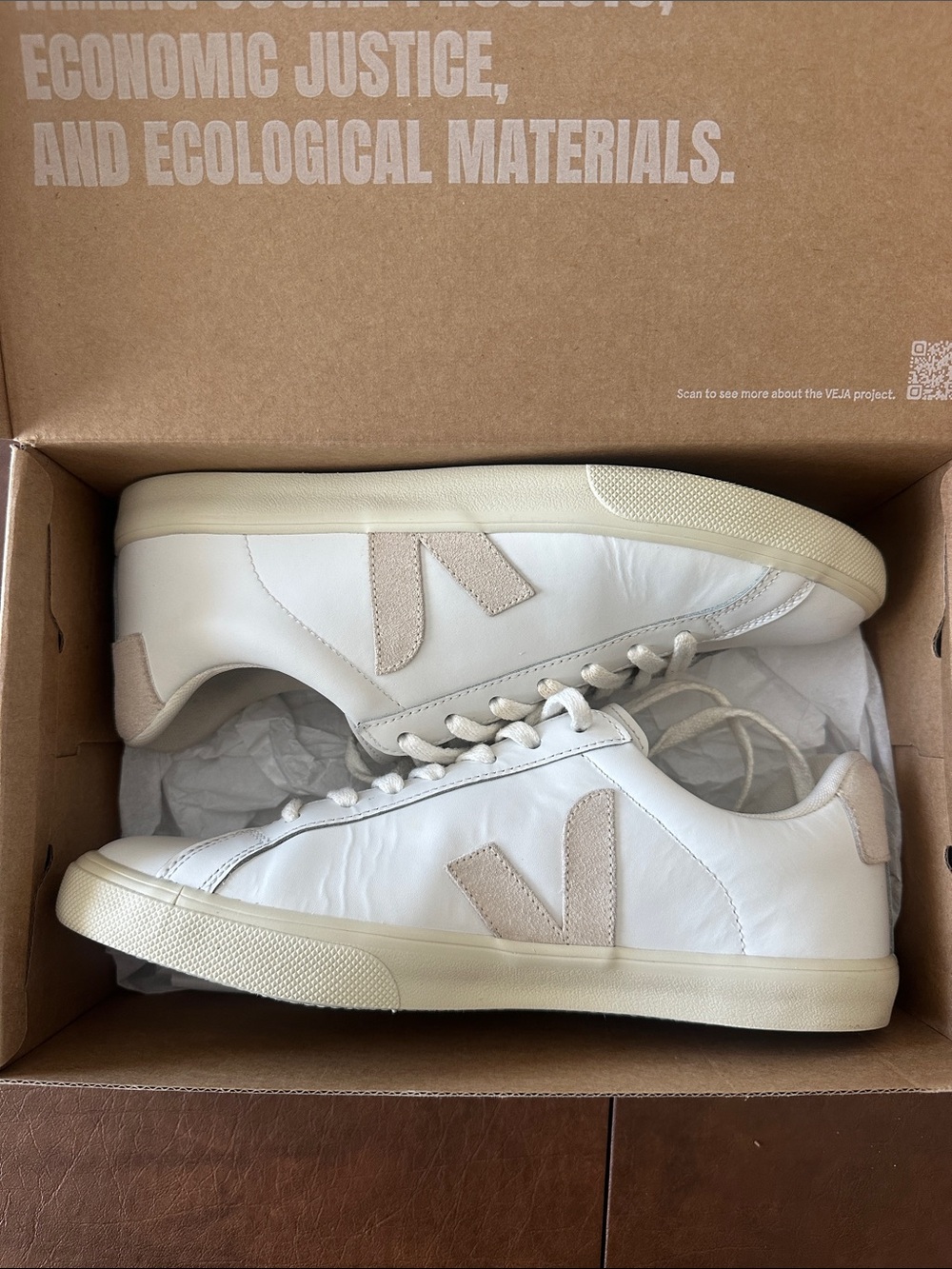 Veja Esplar Unisex White Leather Sneakers with Beige Accents. EUC